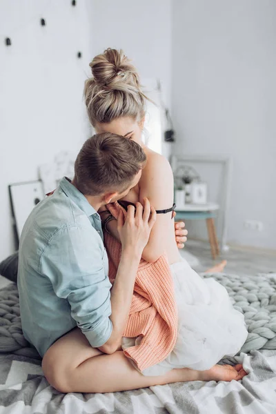 Feliz pareja joven —  Fotos de Stock