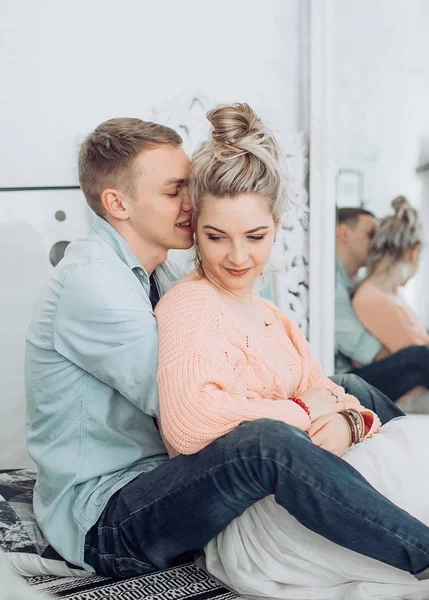 Feliz jovem casal se divertir — Fotografia de Stock