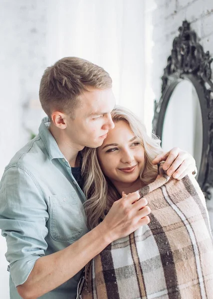 Jovem casal em casa — Fotografia de Stock