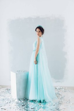  genç kadın moda elbise