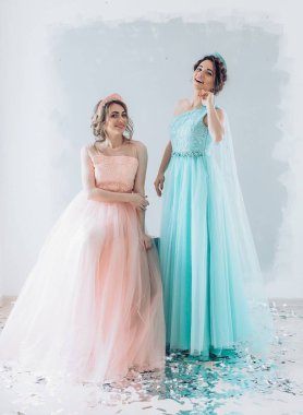 Makyaj güzel genç kadınlarla