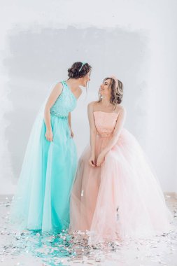 Makyaj güzel genç kadınlarla