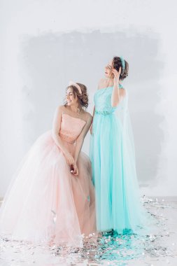 Makyaj güzel genç kadınlarla