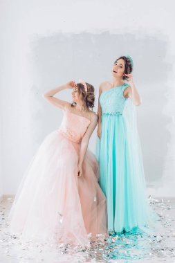 Makyaj güzel genç kadınlarla