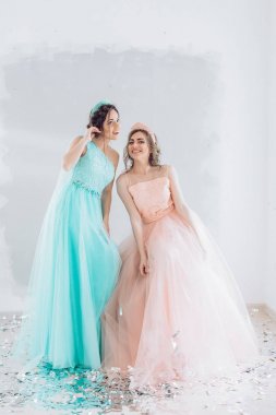 Makyaj güzel genç kadınlarla