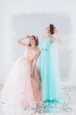 Makyaj güzel genç kadınlarla