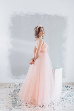Kadın pembe moda elbise poz içinde 