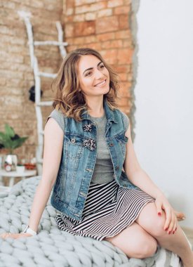  kadında rahat kıyafetler studio poz 