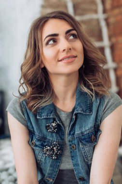  kadında rahat kıyafetler studio poz 