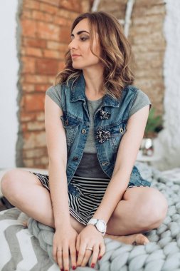  kadında rahat kıyafetler studio poz 