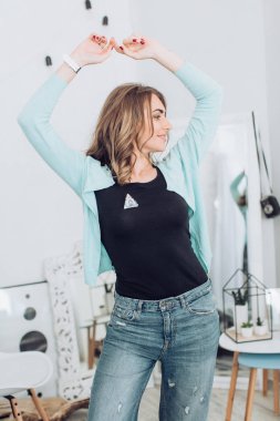  kadında rahat kıyafetler studio poz 