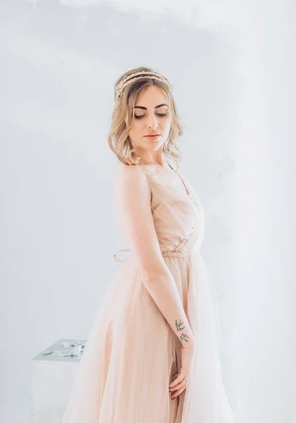 핑크 패션 드레스 포즈에 여자 — 스톡 사진