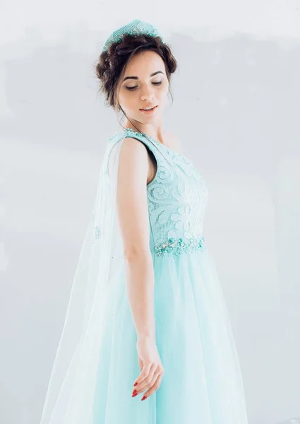 Девушка в модном платье — стоковое фото