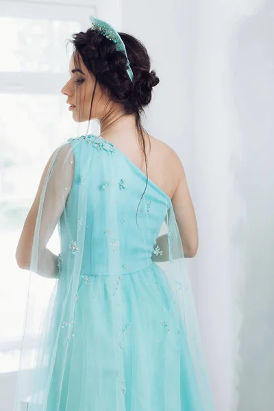 Jonge vrouw in mode jurk — Stockfoto