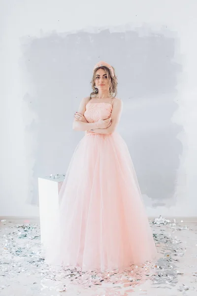 Mulher em rosa vestido de moda posando — Fotografia de Stock