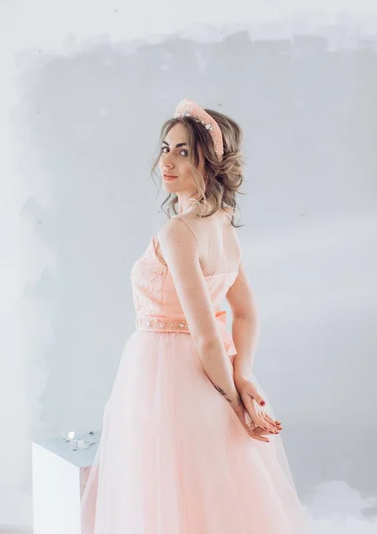 Mulher em rosa vestido de moda posando — Fotografia de Stock