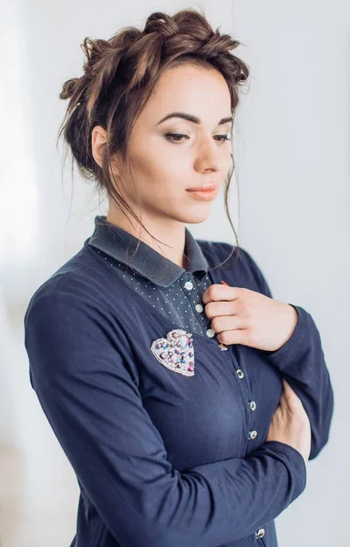 Mujer en ropa casual posando en estudio — Foto de Stock