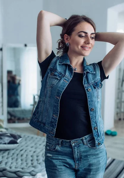 Vrouw in casual kleding poseren in studio — Stockfoto