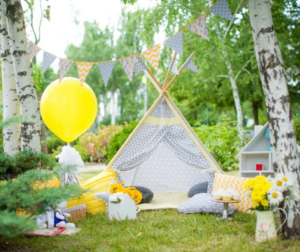 屋外の子供たちのかわいいテント — ストック写真