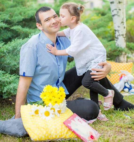 Lykkelig far og datter – stockfoto