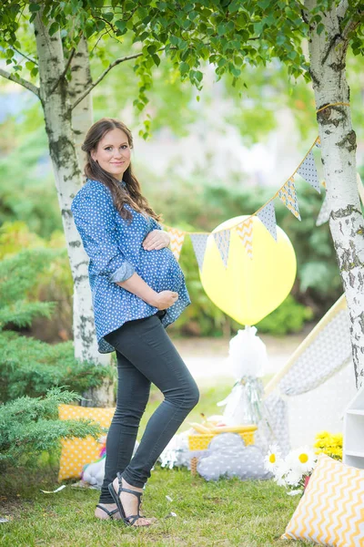 Hermosa mujer embarazada en el día de verano —  Fotos de Stock
