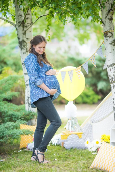 Hermosa mujer embarazada en el día de verano —  Fotos de Stock