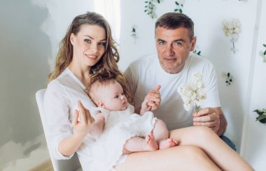  Anne ve baba ve bebek kızı