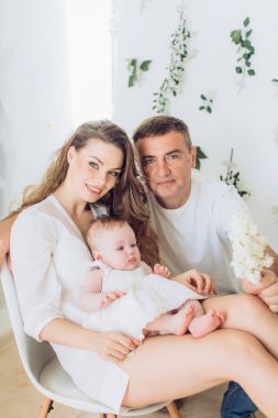  Anne ve baba ve bebek kızı