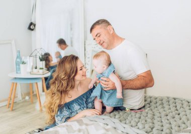  Anne ve baba ve bebek kızı