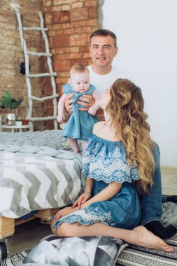  Anne ve baba ve bebek kızı