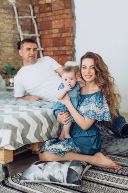  Anne ve baba ve bebek kızı