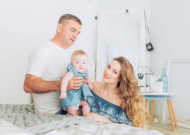  Anne ve baba ve bebek kızı