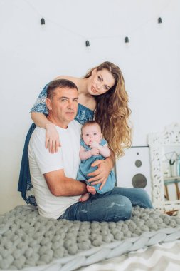  Anne ve baba ve bebek kızı