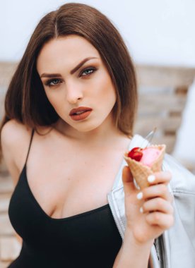 Güzel genç kadın dondurma ile