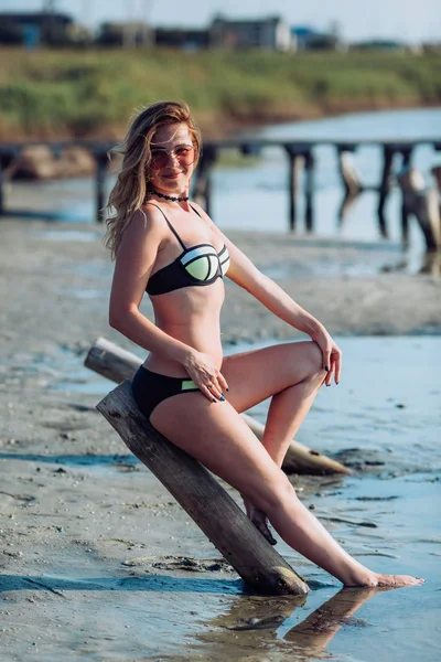 Jovem mulher em maiô na praia — Fotografia de Stock