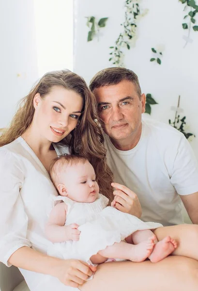  Anne ve baba ve bebek kızı