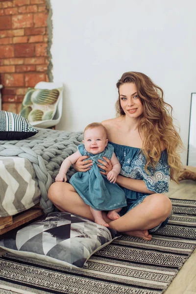 genç anne ve bebek kız