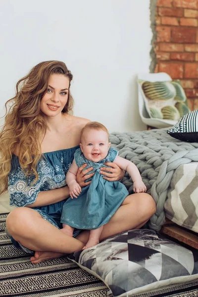 Jovem mãe e seu bebê menina — Fotografia de Stock