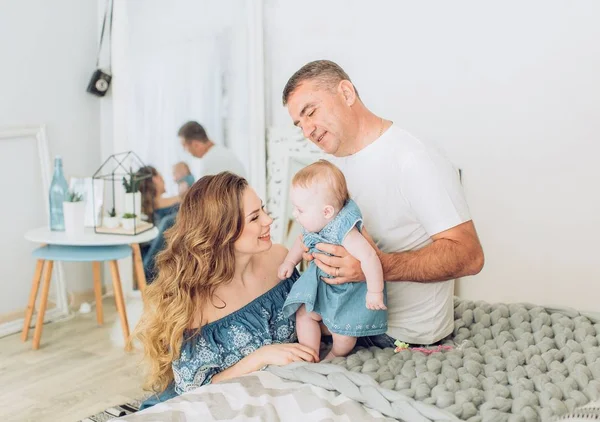  Anne ve baba ve bebek kızı