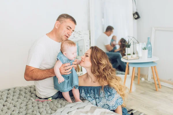 Madre y padre e hija bebé — Foto de Stock