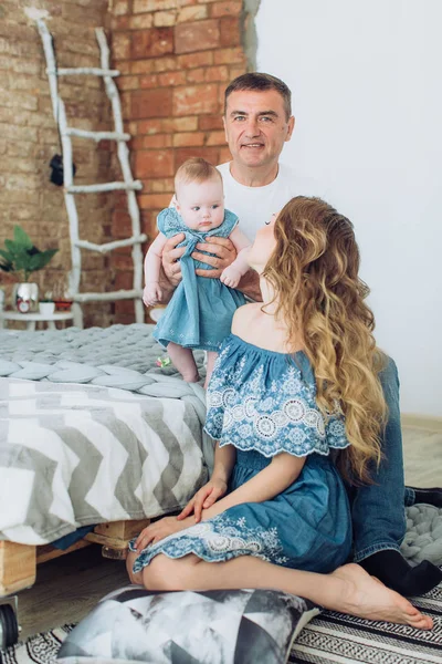  Anne ve baba ve bebek kızı