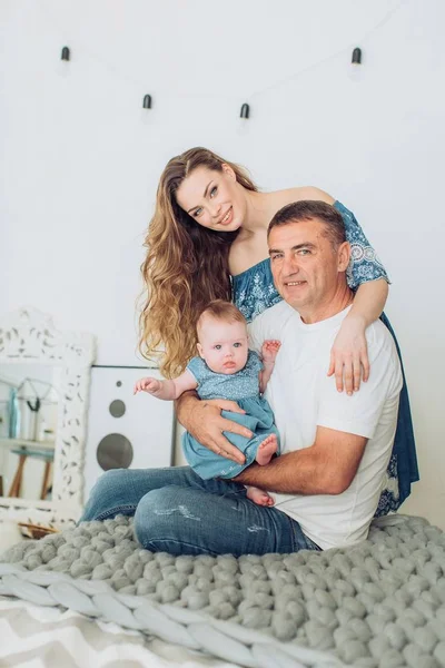  Anne ve baba ve bebek kızı