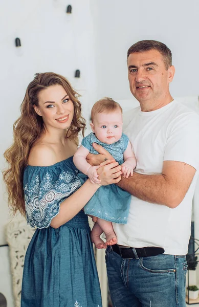 Madre y padre e hija bebé — Foto de Stock