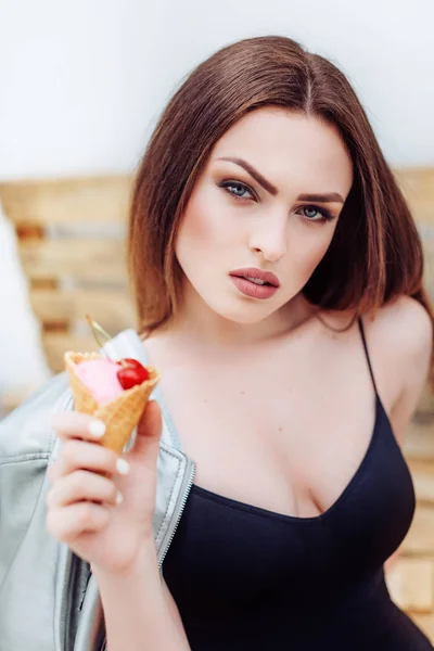 Hermosa joven con helado — Foto de Stock