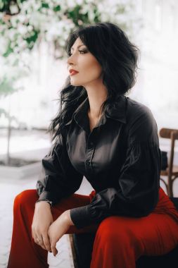 genç kadın kırmızı pantolonuyla poz