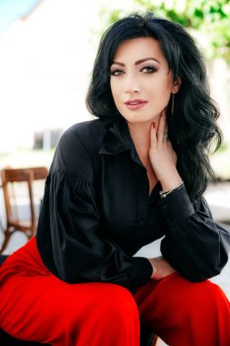 genç kadın kırmızı pantolonuyla poz