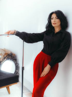 genç kadın kırmızı pantolonuyla poz