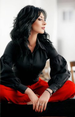 genç kadın kırmızı pantolonuyla poz