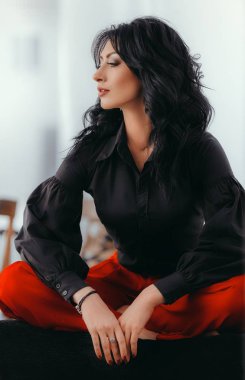 genç kadın kırmızı pantolonuyla poz