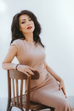 bej renkli elbiseli genç esmer kadın 